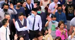 Hong Kong, migliaia di impiegati in piazza pro democrazia