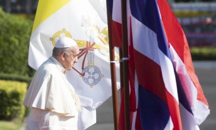 Il Papa a Bangkok prega per bambine e prostitute