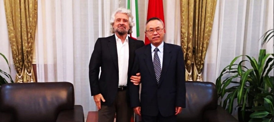 Beppe Grillo all’ambasciata cinese a Roma, è polemica. Meloni chiede commissione