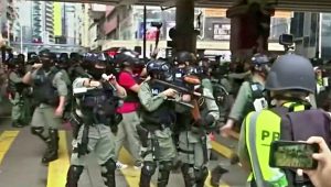 Sale la tensione a Hong Kong