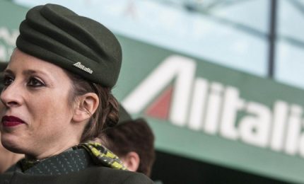 Alitalia, dopo oltre 74 anni la compagnia spegne i motori