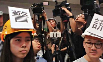 Hong Kong, la protesta dei reporter: stop a violenza polizia