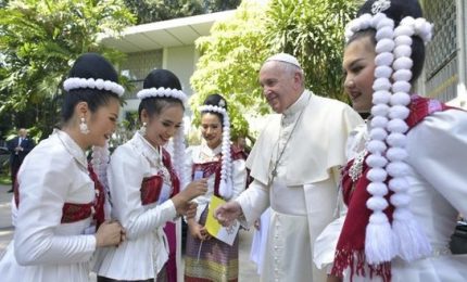 Papa Francesco arrivato in Thailandia accolto dalla cugina suora