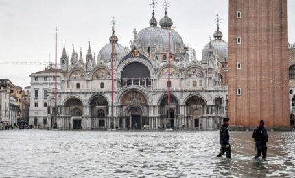 Venezia, sindaco chiude piazza San Marco per l'acqua alta. Anche a Chioggia, chiuso centro storico