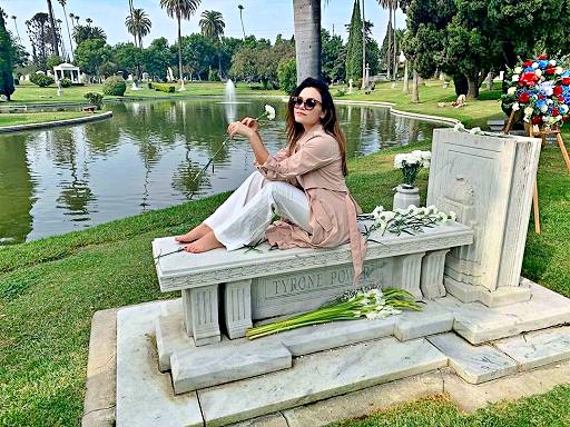 Romina Carrisi in posa sulla tomba del nonno, scoppia la polemica