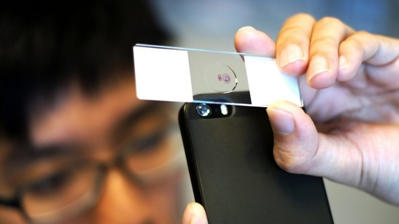 Lente adesiva trasforma lo smartphone in un microscopio