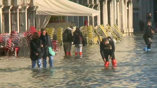 Acqua alta a Venezia, Accorsi e Golino mandati via mentre girano. “Abbiamo deciso noi di fermarci”