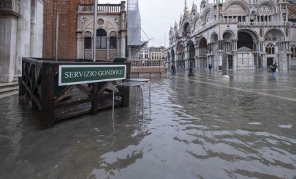 A Venezia è tempo di bilanci, oltre 1 miliardo di euro di danni. Brugnaro commissario, polemiche sul Mose