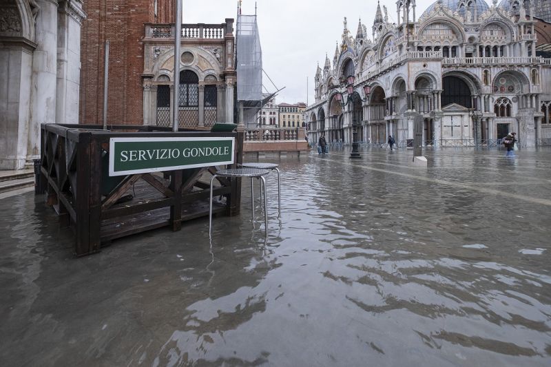 A Venezia è tempo di bilanci, oltre 1 miliardo di euro di danni. Brugnaro commissario, polemiche sul Mose