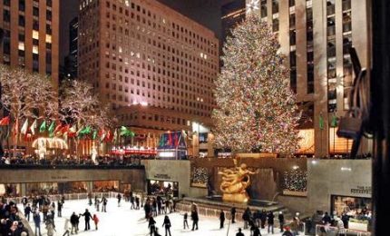 New York, acceso l'albero di Natale più celebre del mondo