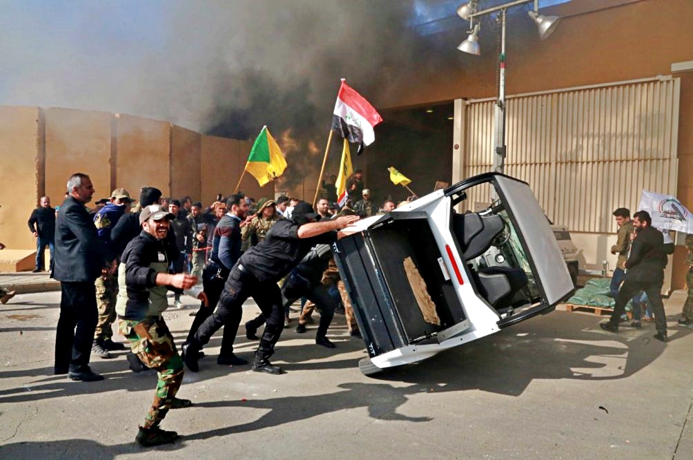 Alta tensione Iraq-Stati Uniti, assediata l’ambasciata americana a Baghdad