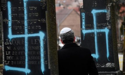 Francia, svastiche e simboli antisemiti su oltre cento lapidi
