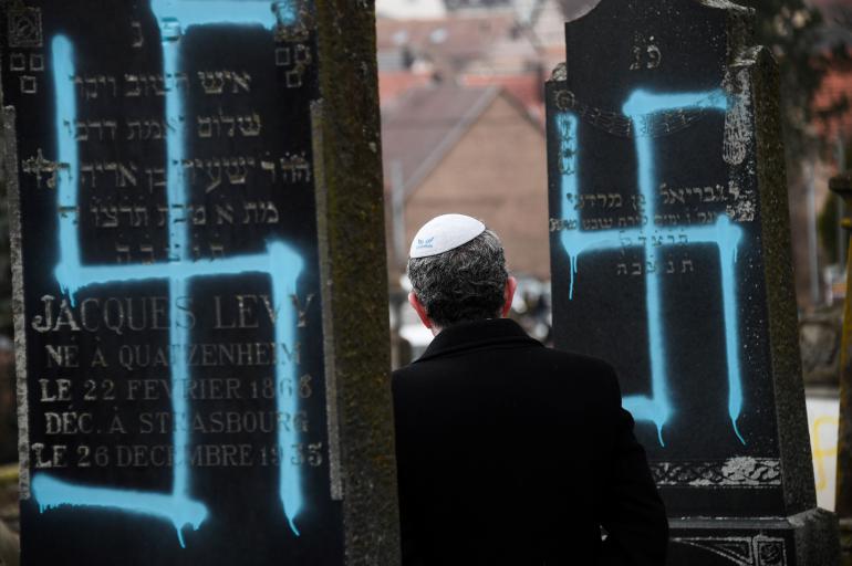 Francia, svastiche e simboli antisemiti su oltre cento lapidi