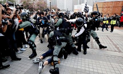 Hong Kong, scontri polizia-manifestanti in un centro commerciale