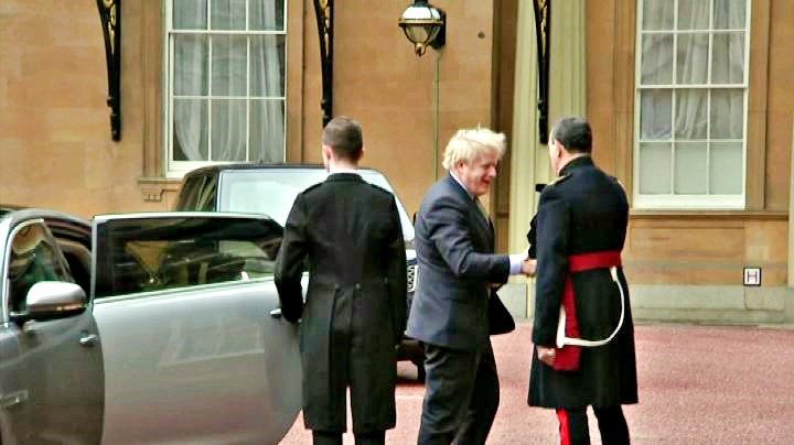 Johnson vittorioso dopo voto, va a Buckingham Palace. Scozia non ci sta