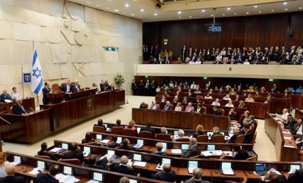 Corsa contro il tempo, Israele verso le urne. I parlamentari del Likud e del Blu e Bianco a lavoro