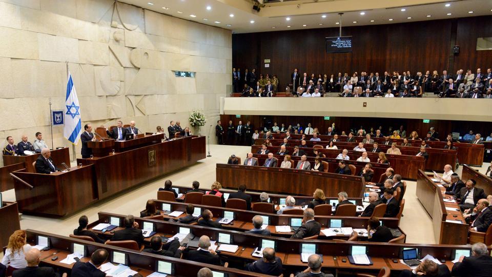 Corsa contro il tempo, Israele verso le urne. I parlamentari del Likud e del Blu e Bianco a lavoro