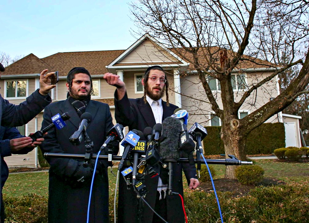 Attacco a colpi di machete in casa di un rabbino, Hannukkah di sangue a New York. Arrestato l’aggressore