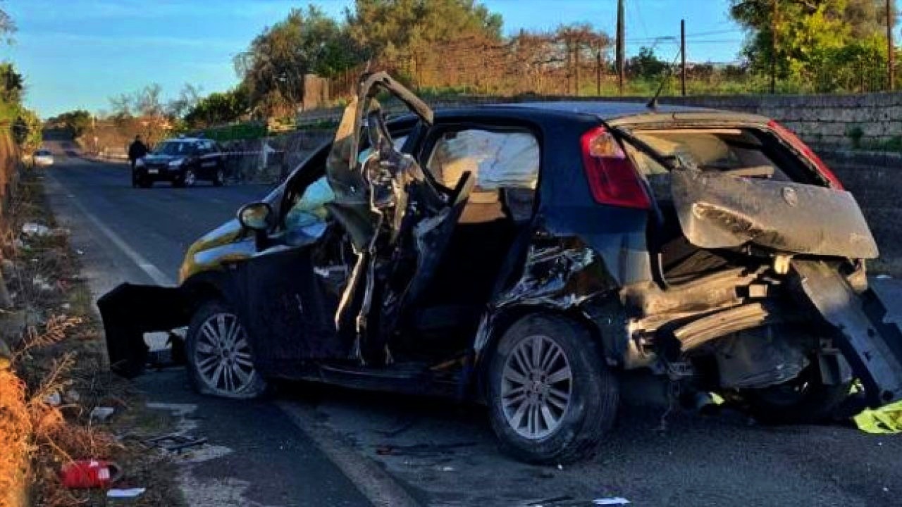 Auto contro un muro, muore un 16enne