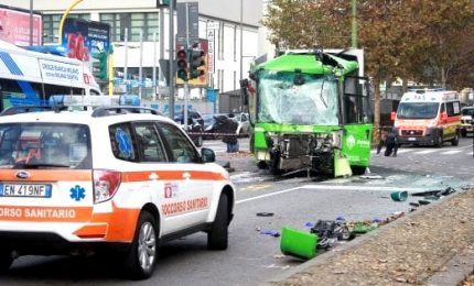 Incidente mortale tra filobus e camion, la dinamica dello schianto