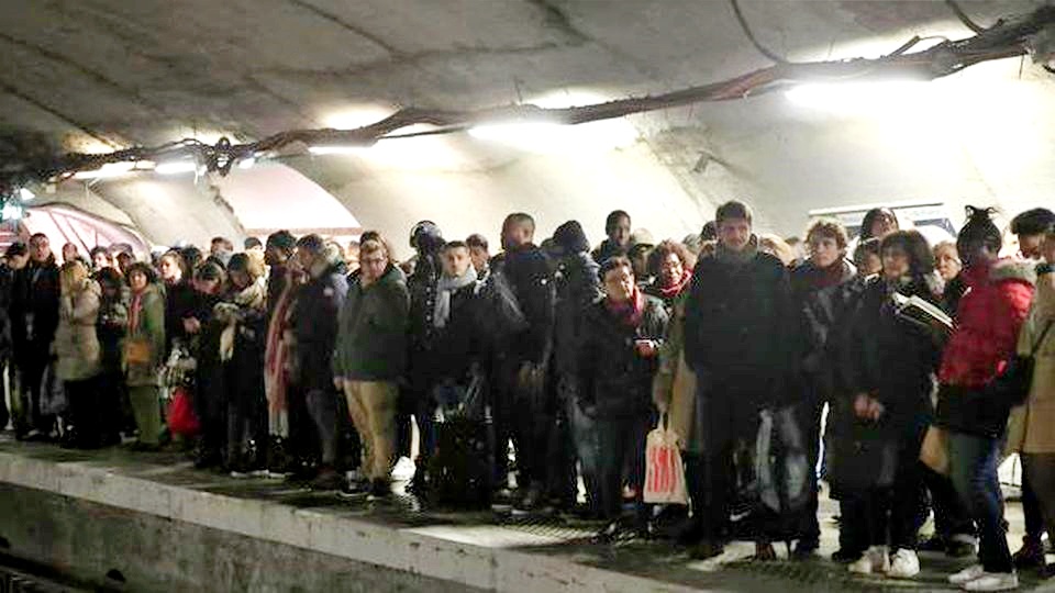 Il caos nel metrò di Parigi al nono giorno di sciopero