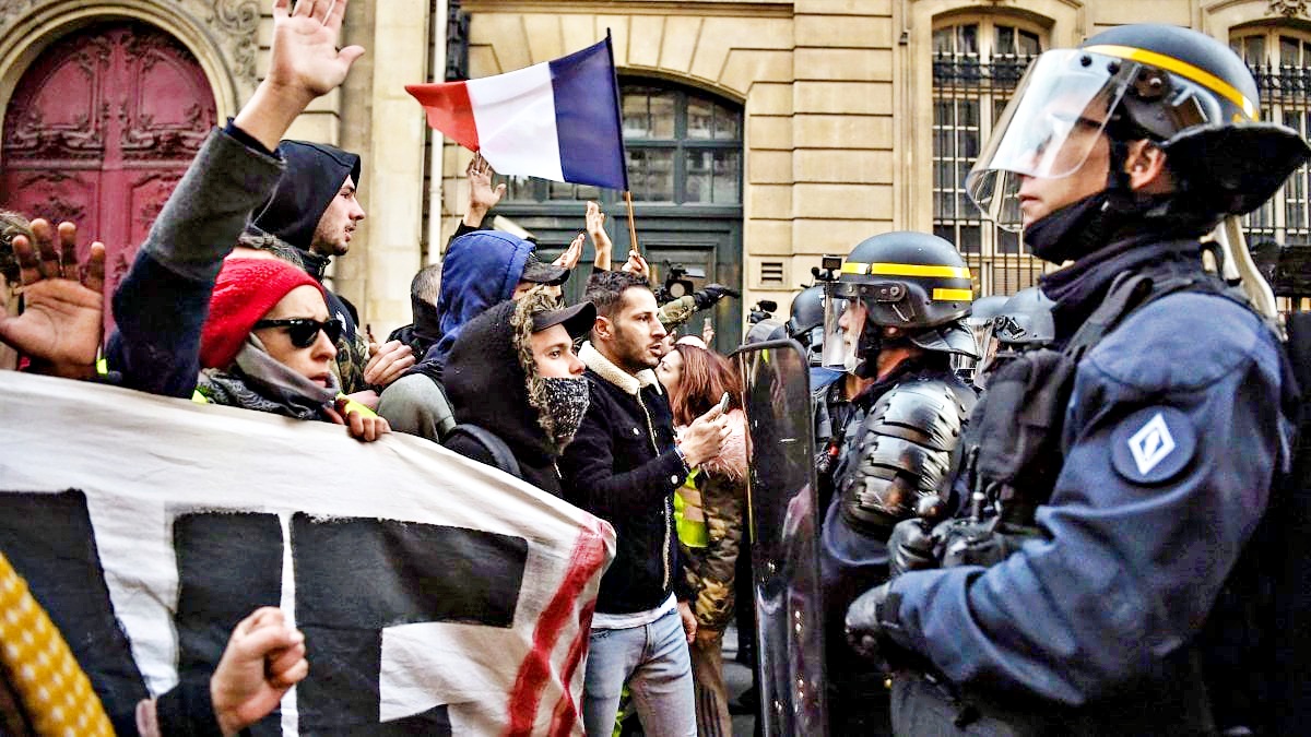 Parigi, sciopero contro la riforma delle pensioni: tensione e black bloc. La protesta si protrarrà fino a lunedì