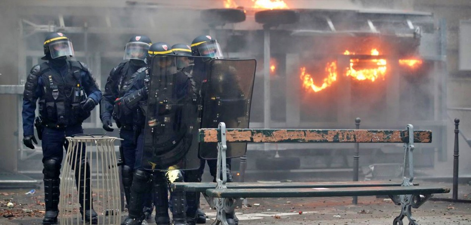 Sciopero contro riforma delle pensioni, a Parigi caos black bloc e pioggia lacrimogeni