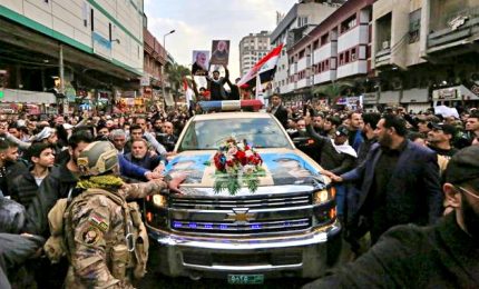 Coalizione Usa anti-Isis ridimensiona operazioni in Iraq. Migliaia al funerale di Soleimani