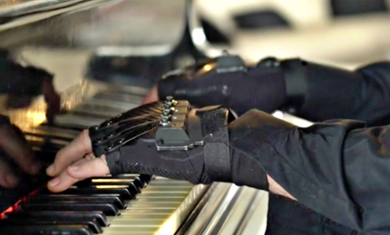 Il pianista brasiliano suona di nuovo grazie ai guanti hitech