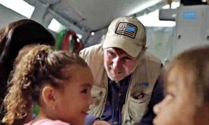 Liam Neeson tra i bambini venezuelani migranti