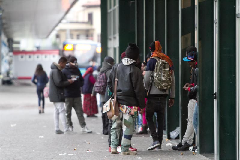 Sassaiola di baby gang a Napoli, “assalto” alla polizia
