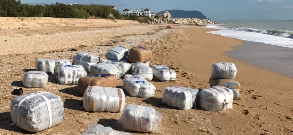 Due sub morti e carichi di droga in spiaggia, è giallo