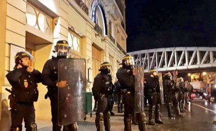 Macron assediato fuori dal teatro, poi fugge scortato da polizia