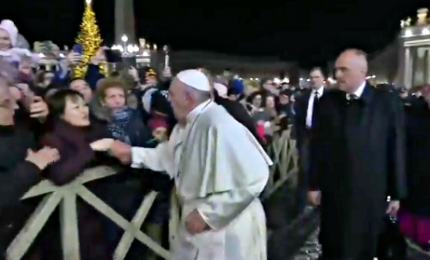 Papa colpisce mano a una fedele: "Chiedo scusa per il cattivo esempio"