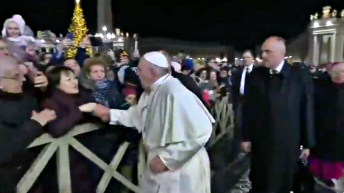Papa colpisce mano a una fedele: “Chiedo scusa per il cattivo esempio”