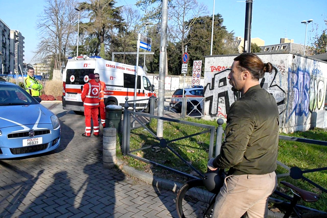 Cameraman ‘Striscia’ aggredito, ferito con coltello