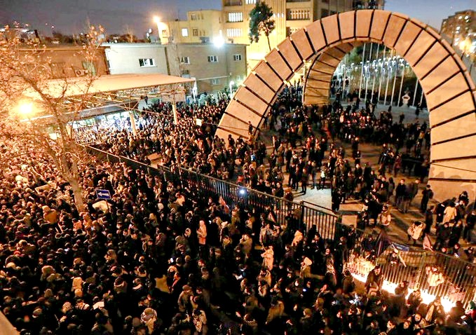 Iran, studenti di nuovo in piazza per l’abbattimento dell’aereo. Scontri con i manifestanti, la polizia spara