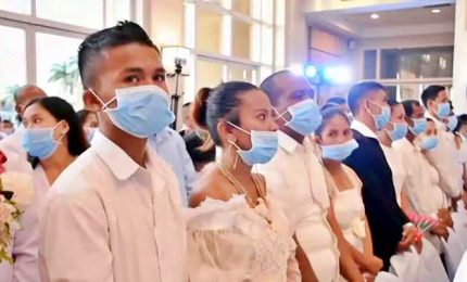 Filippine, nozze con le mascherine ai tempi del coronavirus