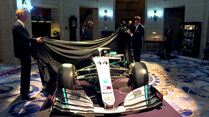 Mercedes svela la livrea 2020, spicca il rosso