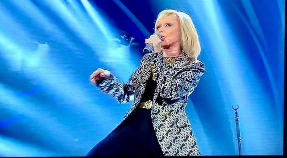 “Bentornata Rita”: standing ovation a Sanremo per la Pavone