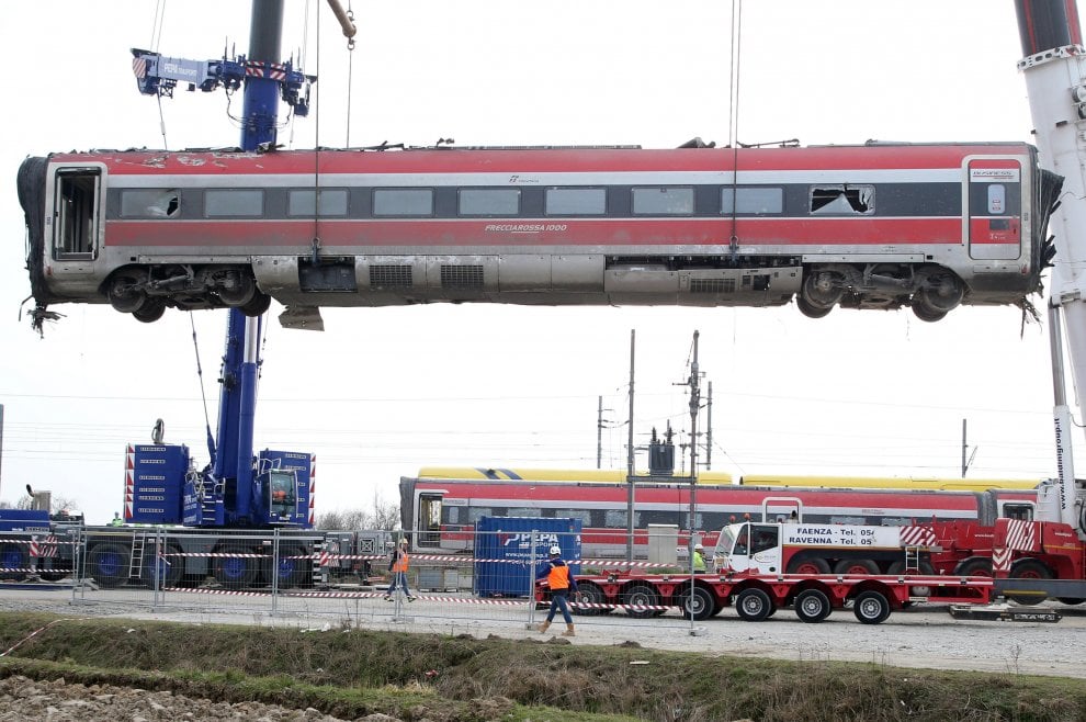 Treno deragliato a Lodi, ci sono altri 12 indagati. Nel registro anche l’ad di Rfi