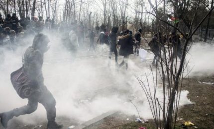 Lacrimogeni sui migranti al confine fra Grecia e Turchia