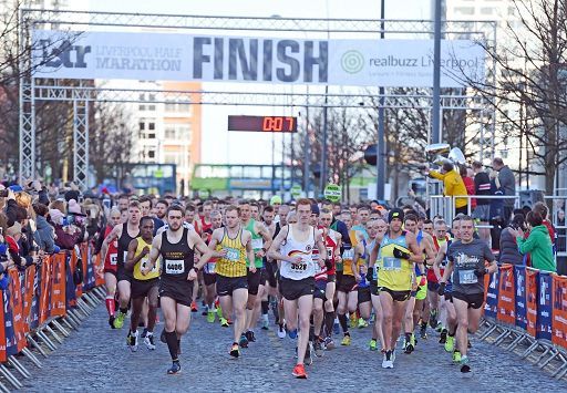 Liverpool, s’è corsa la mezza maratona: in 3.000 al via