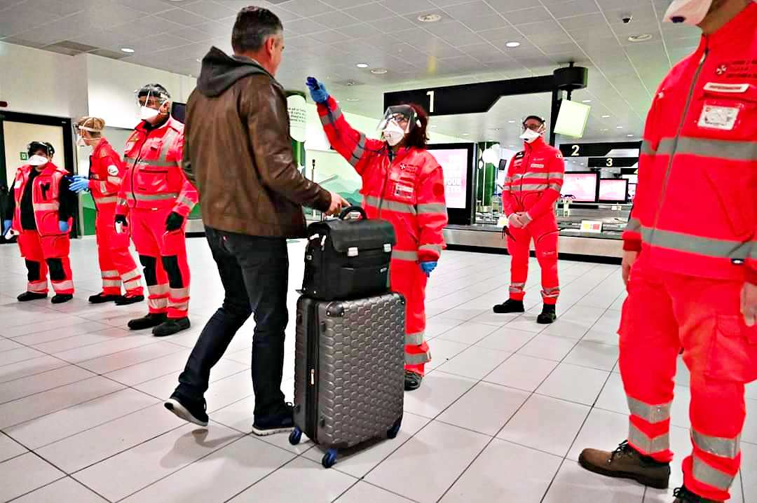 Coronavirus, paziente 1 è stato stubato e respira autonomamente. Controlli in aeroporti e stazioni, carcere per chi viola la quarantena