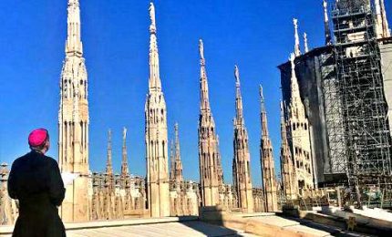 L'arcivescovo prega la Madonnina sul tetto del Duomo di Milano