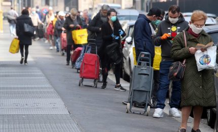 A Milano lunghe code ai supermercati, nessuna stretta su weekend