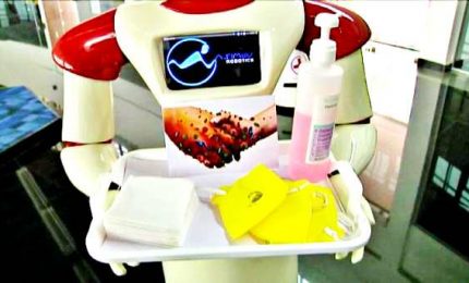 Coronavirus, in India i robot offrono mascherine e disinfettante