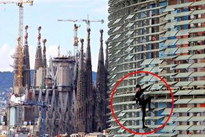 spiderman francese scala torre a Barcellona