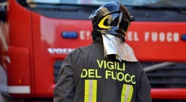 Incendio in fabbrica del Napoletano: un morto e due feriti