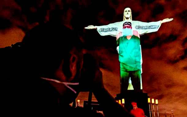 Il Cristo Redentore a Rio vestito con il camice tricolore